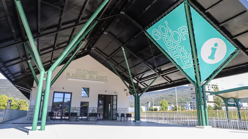 La grande terrazza realizzata all’entrata dell’EpiCenter che si trova a Nova Gorica (Tibaldi)