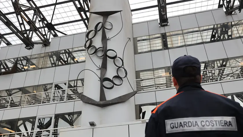 L’àncora stilizzata in Capitaneria (fotoservizio Andrea Lasorte)