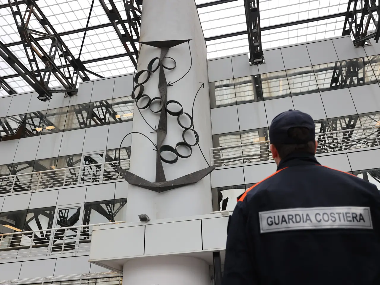 L’àncora stilizzata in Capitaneria (fotoservizio Andrea Lasorte)