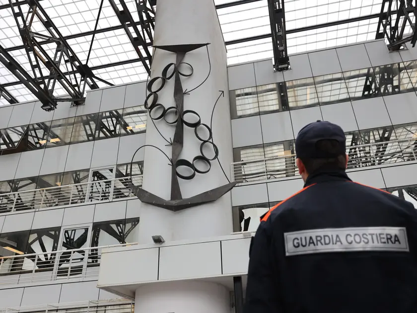 L’àncora stilizzata in Capitaneria (fotoservizio Andrea Lasorte)