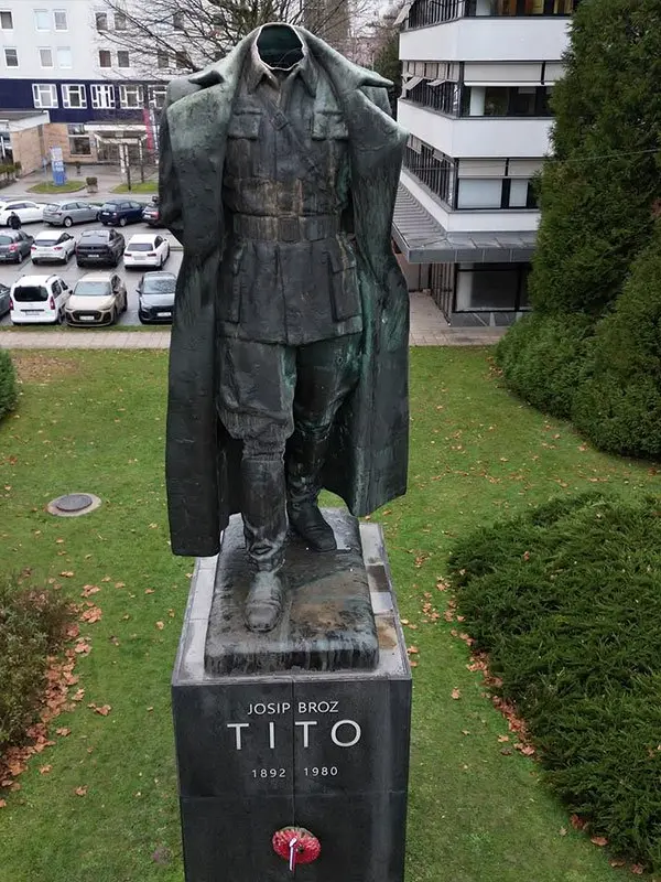La statua di Tito decapitata in Slovenia