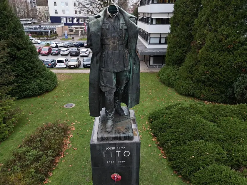 La statua di Tito decapitata in Slovenia