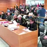 Accusa e difesa in tribunale: da sinistra le difese, l’accusa con pm e procuratore, e la parte civile