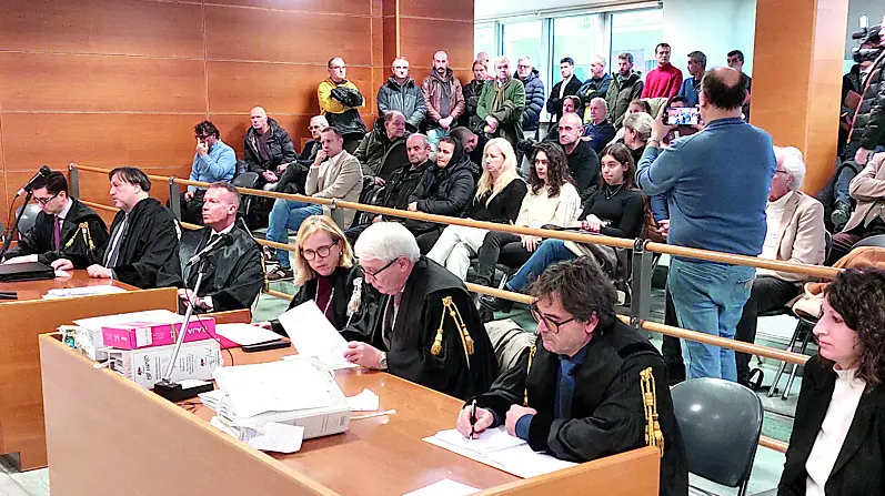 Accusa e difesa in tribunale: da sinistra le difese, l’accusa con pm e procuratore, e la parte civile