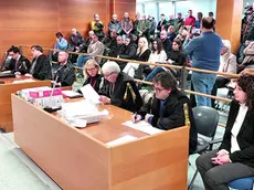 Accusa e difesa in tribunale: da sinistra le difese, l’accusa con pm e procuratore, e la parte civile