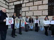 Il sit-in per Liliana Resinovich fuori dal Tribunale di Trieste (Lasorte)