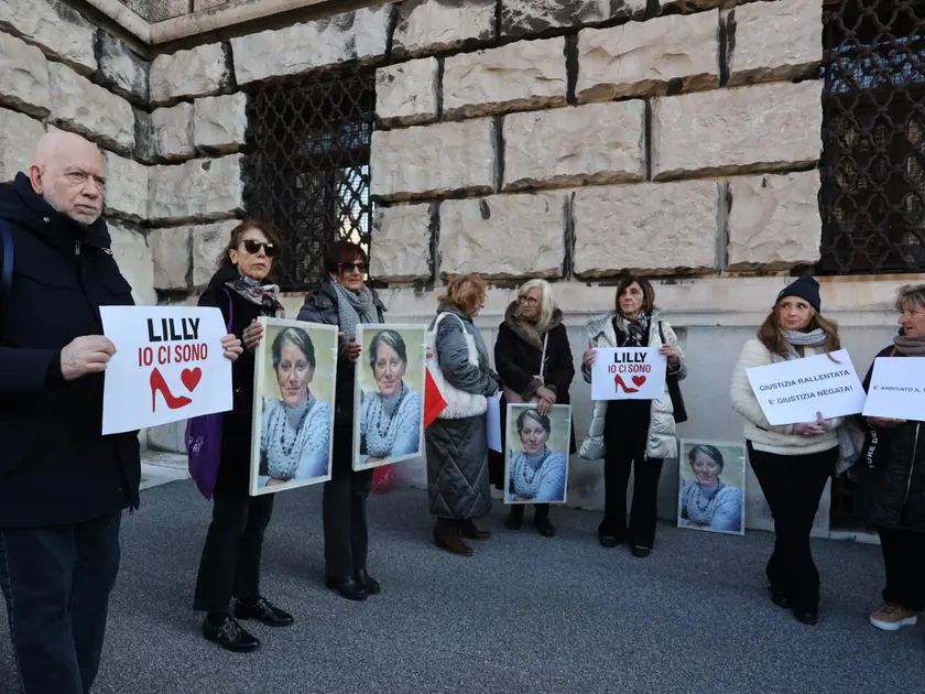 Il sit-in per Liliana Resinovich fuori dal Tribunale di Trieste (Lasorte)