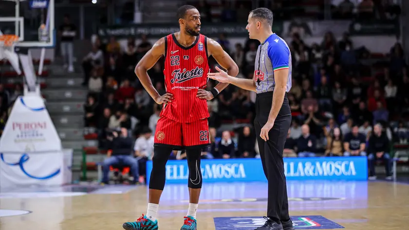 Markel Brown si confronta con uno degli arbitri durante il match con Sassari (foto Ciamillo / Lasorte)