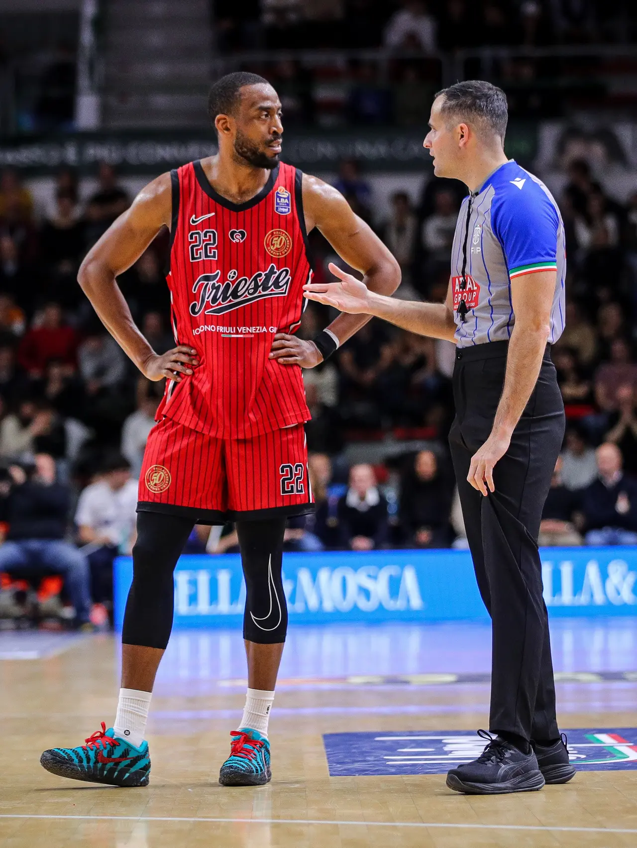 Markel Brown si confronta con uno degli arbitri durante il match con Sassari (foto Ciamillo / Lasorte)