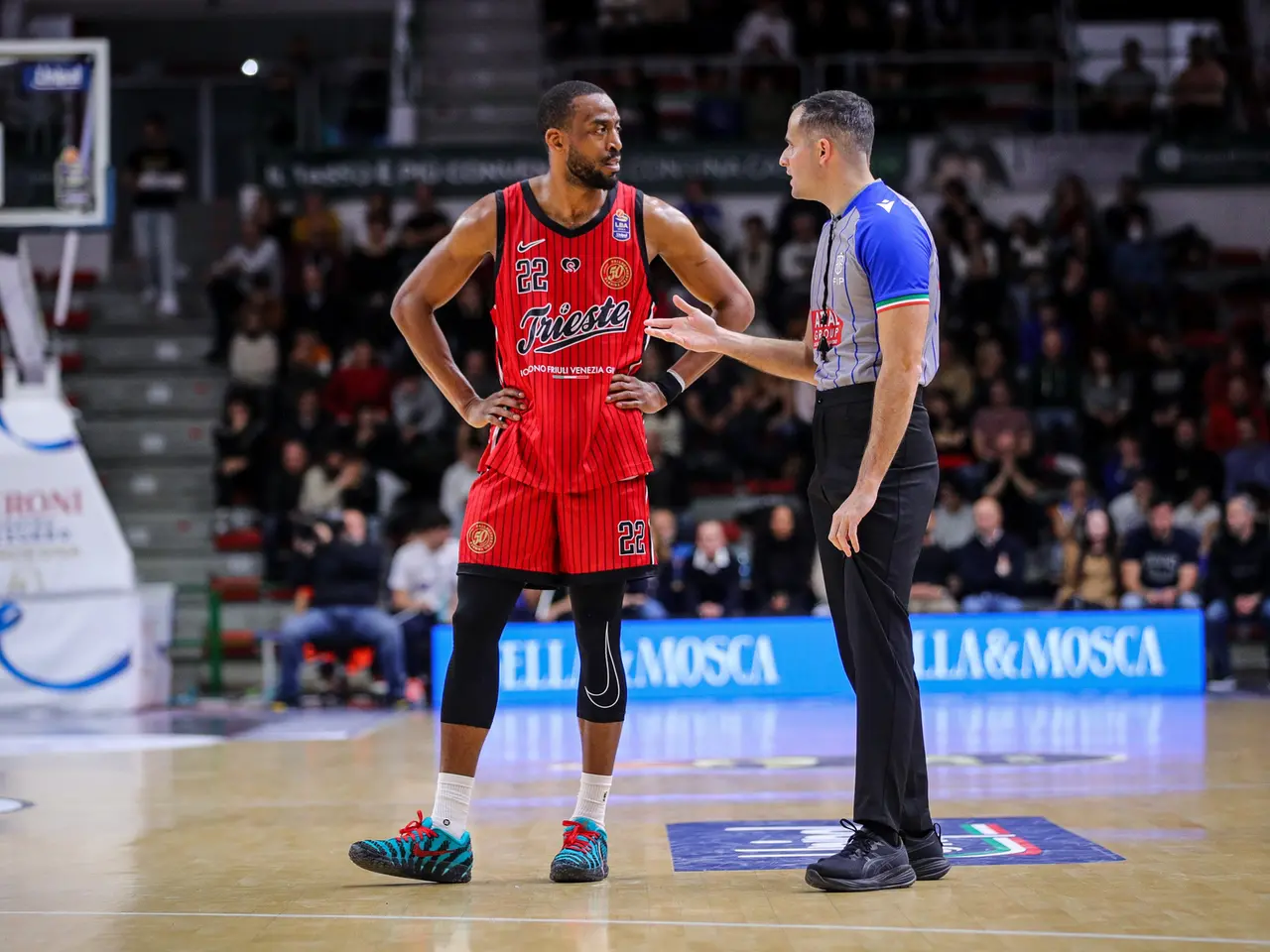 Markel Brown si confronta con uno degli arbitri durante il match con Sassari (foto Ciamillo / Lasorte)