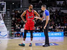 Markel Brown si confronta con uno degli arbitri durante il match con Sassari (foto Ciamillo / Lasorte)