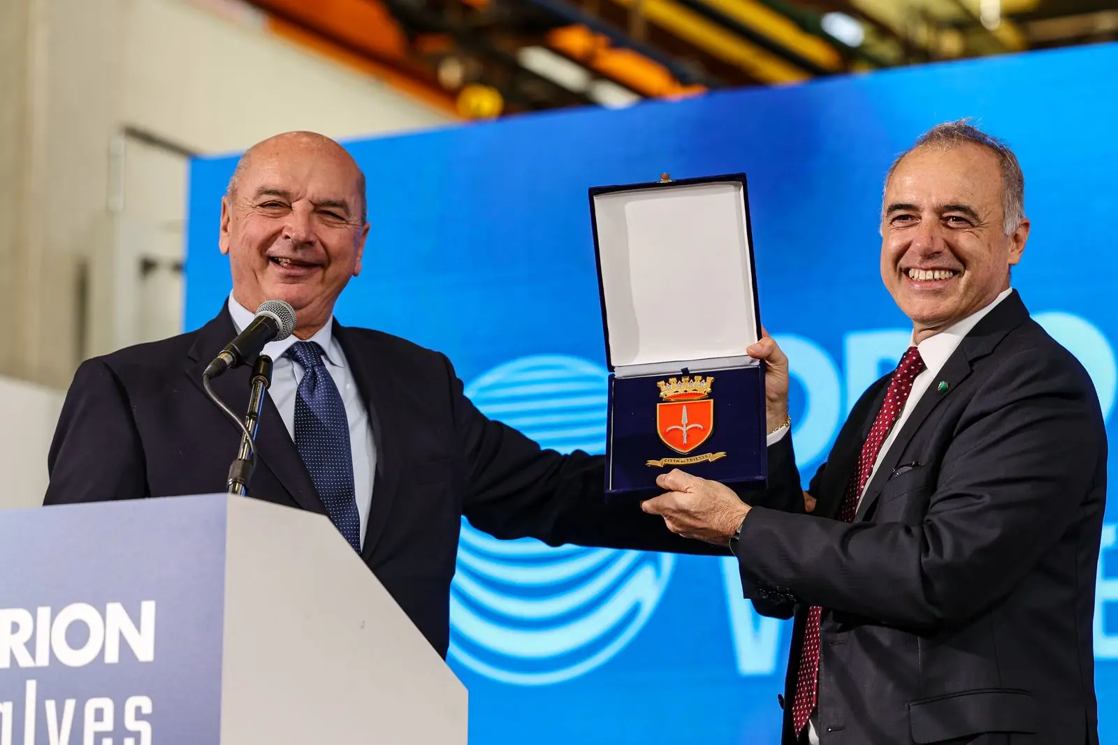 Luca Farina premiato con una targa dal sindaco Roberto Dipiazza