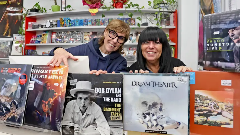 Le commesse di Musical Box Cristina Poletti e Sabrina Catalan con i dischi (Foto Andrea Lasorte)