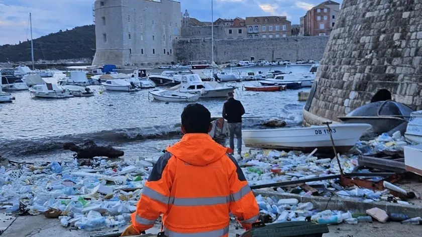 Le acque della splendida Ragusa invase dall’immondizia
