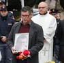Paolo Trame al funerale con il ritratto di Giovanni (foto Andrea Lasorte)