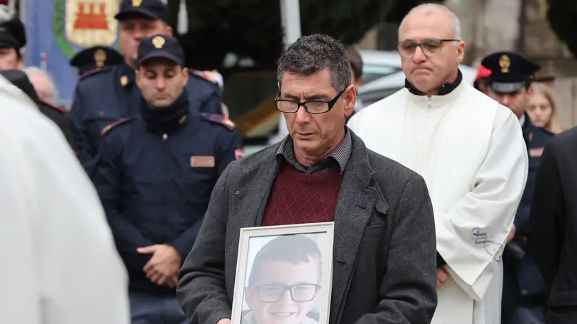 Paolo Trame al funerale con il ritratto di Giovanni (foto Andrea Lasorte)