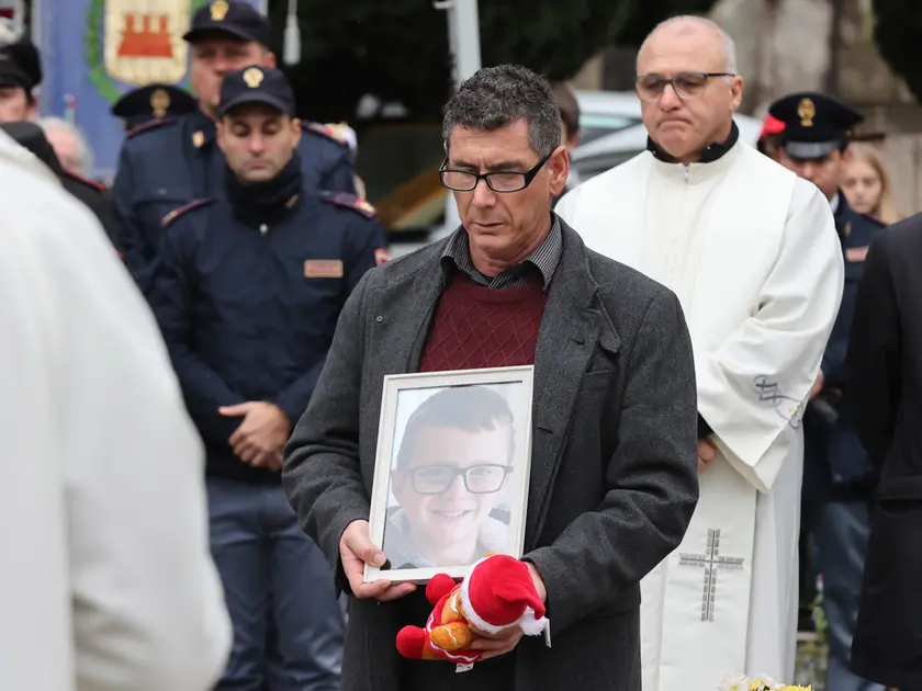Paolo Trame al funerale con il ritratto di Giovanni (foto Andrea Lasorte)