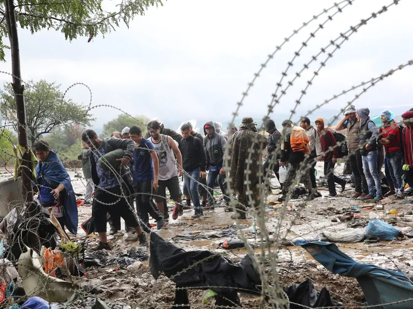 Decine di migranti in marcia lungo la Rotta balcanica verso l’Europa