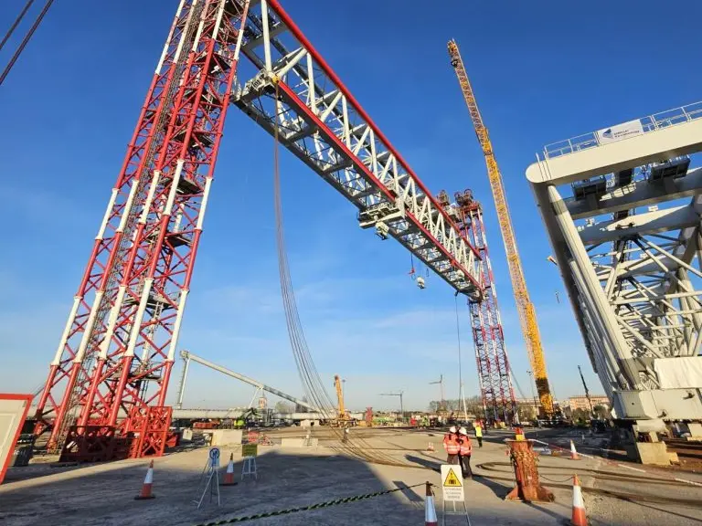 La prima delle due maxi gru durante il suo complesso allestimento a Chioggia