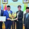 Gloria Gigante con l’ambasciatore, il marito e Acep Somantri mostra un manufatto dorato che riproduce il Garuda, mitologico simbolo dell’Indonesia