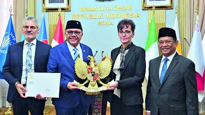 Gloria Gigante con l’ambasciatore, il marito e Acep Somantri mostra un manufatto dorato che riproduce il Garuda, mitologico simbolo dell’Indonesia