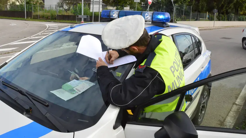 I rilievi di un incidente da parte della Polizia locale in una foto di archivio