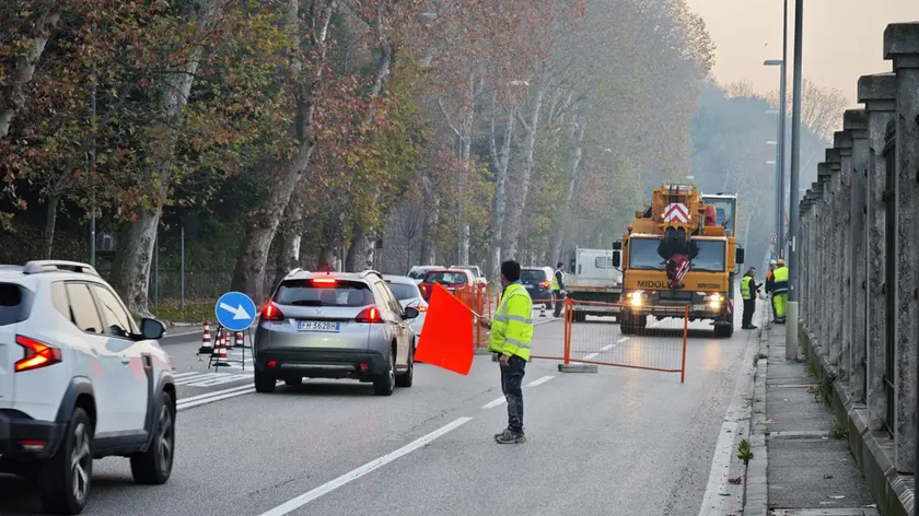 Il restringimento della carreggiata necessario alle operazioni. Foto Lasorte