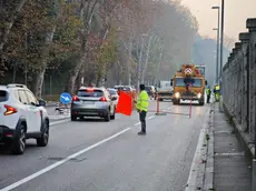 Il restringimento della carreggiata necessario alle operazioni. Foto Lasorte