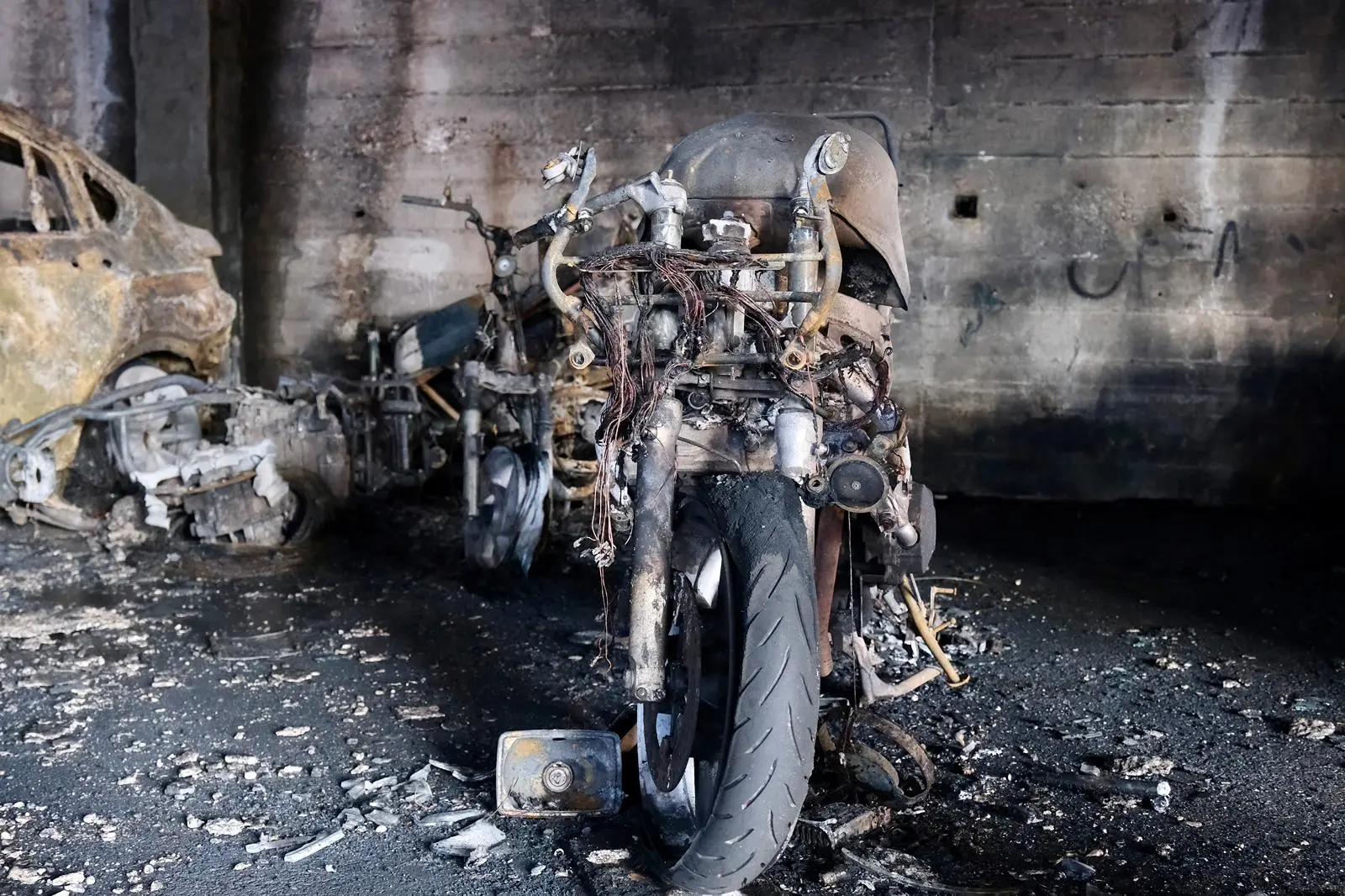 Uno dei mezzi incendiati nella notte fra domenica e lunedì 15 dicembre. Fotoservizio Silvano