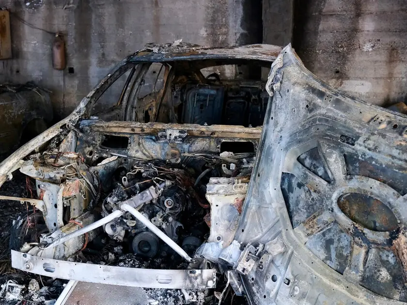 Uno dei mezzi incendiati nella notte fra domenica e lunedì 15 dicembre. Fotoservizio Silvano