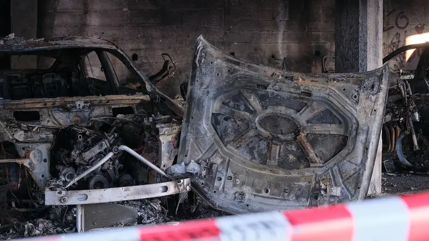 Uno dei mezzi incendiati nella notte fra domenica e lunedì a Borgo San Sergio Foto Massimo Silvano
