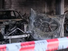 Uno dei mezzi incendiati nella notte fra domenica e lunedì a Borgo San Sergio Foto Massimo Silvano