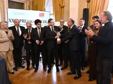 Enrico Samer assieme ai familiari e alle autorità riceve dagli organizzatori il Premio Barcola nel palazzo della Regione Foto Andrea Lasorte