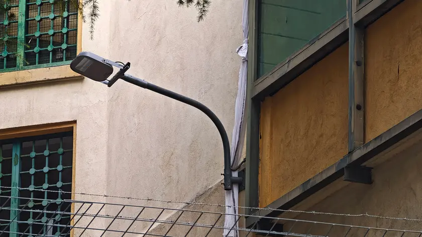 Il lenzuolo ancora appeso fuori dal carcere di Trieste (Lasorte)