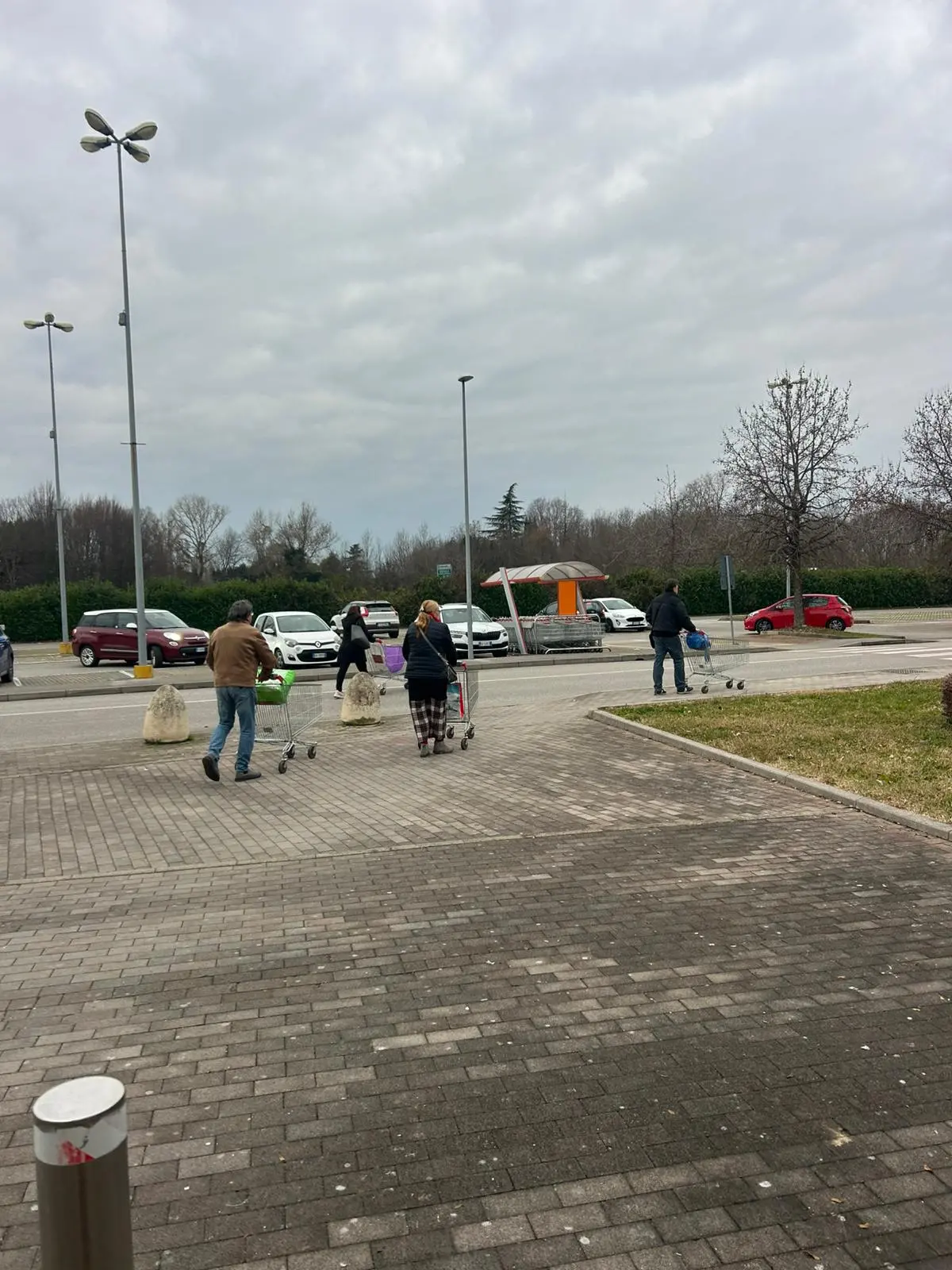 I clienti si allontanano con il carrello vuoto. Foto Carpinelli