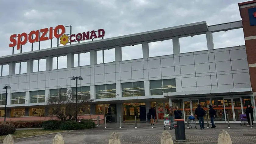 Il suopermercato Conad martedì mattina è rimasto temporaneamente chiuso. Foto Carpinelli