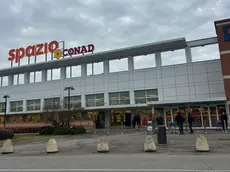 Il suopermercato Conad martedì mattina è rimasto temporaneamente chiuso. Foto Carpinelli