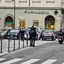 Piazza Giotti a Trieste con gli agenti sul posto per i rilievi del caso. Foto Lasorte
