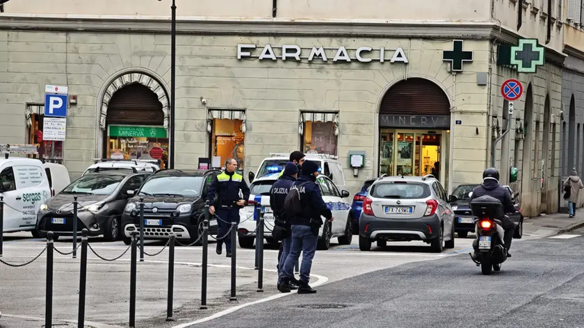 Piazza Giotti a Trieste con gli agenti sul posto per i rilievi del caso. Foto Lasorte