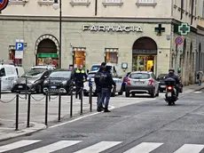 Piazza Giotti a Trieste con gli agenti sul posto per i rilievi del caso. Foto Lasorte