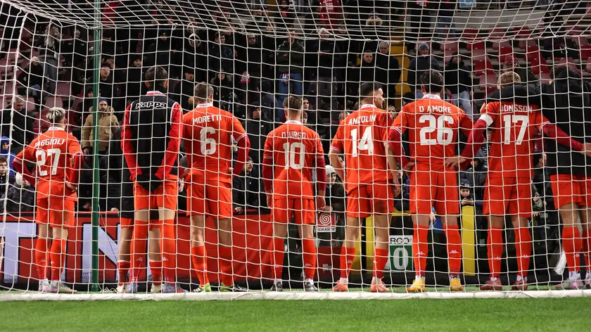 Gli alabardati dialogano con i tifosi sugli spalti del Rocco Foto Lasorte