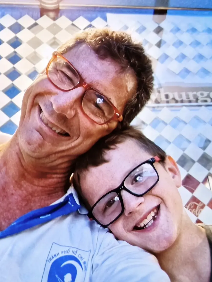 Giovanni Trame sorridente assieme al papà