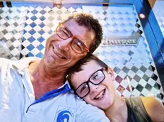 Giovanni Trame sorridente assieme al papà