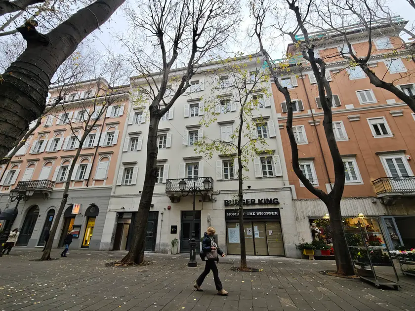 Il palazzo del Viale che al piano terra ospiterà di nuovo Burger King Foto Andrea Lasorte