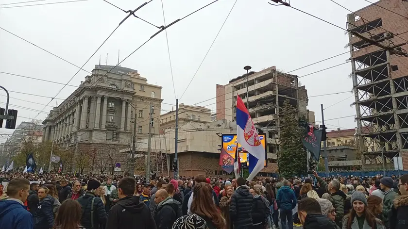Belgradesi in piazza lo scorso 11 novembre per la salvaguardia del Generalštab. (foto tratta da X)