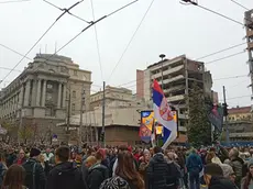 Belgradesi in piazza lo scorso 11 novembre per la salvaguardia del Generalštab. (foto tratta da X)