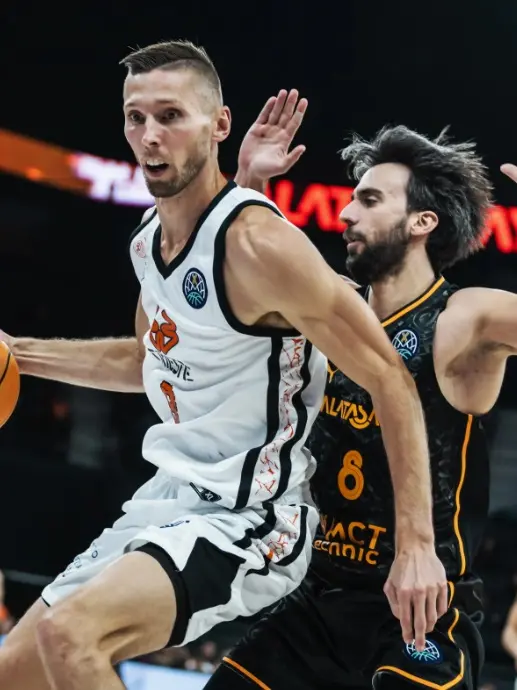 L’ala grande Jarrod Uthoff in azione contro il Galatasaray Foto Bcl