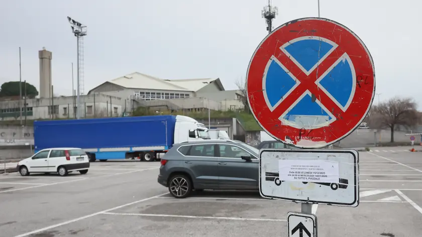 I divieti di sosta comparsi in piazzale delle Puglie che ospiterà il Luna park (Foto Andrea Lasorte)