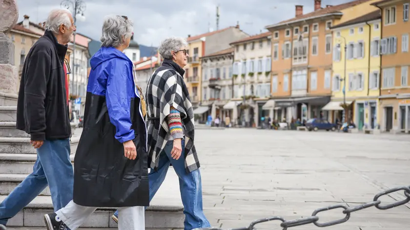 Turisti in visita in piazza Vittoria. Foto Daniele Tibaldi