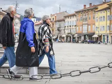 Turisti in visita in piazza Vittoria. Foto Daniele Tibaldi